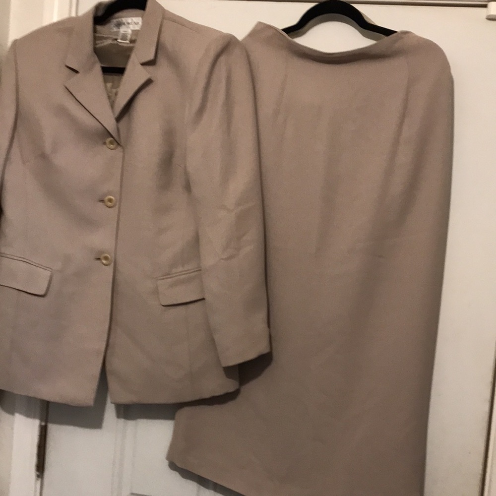 Elegant Beige Women's Suit Set - Picture 2 of 16